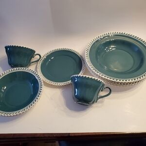 8 Piece Vintage Harkerware Pottery Pate sur Pate Plates Bowls Cups Mid-century